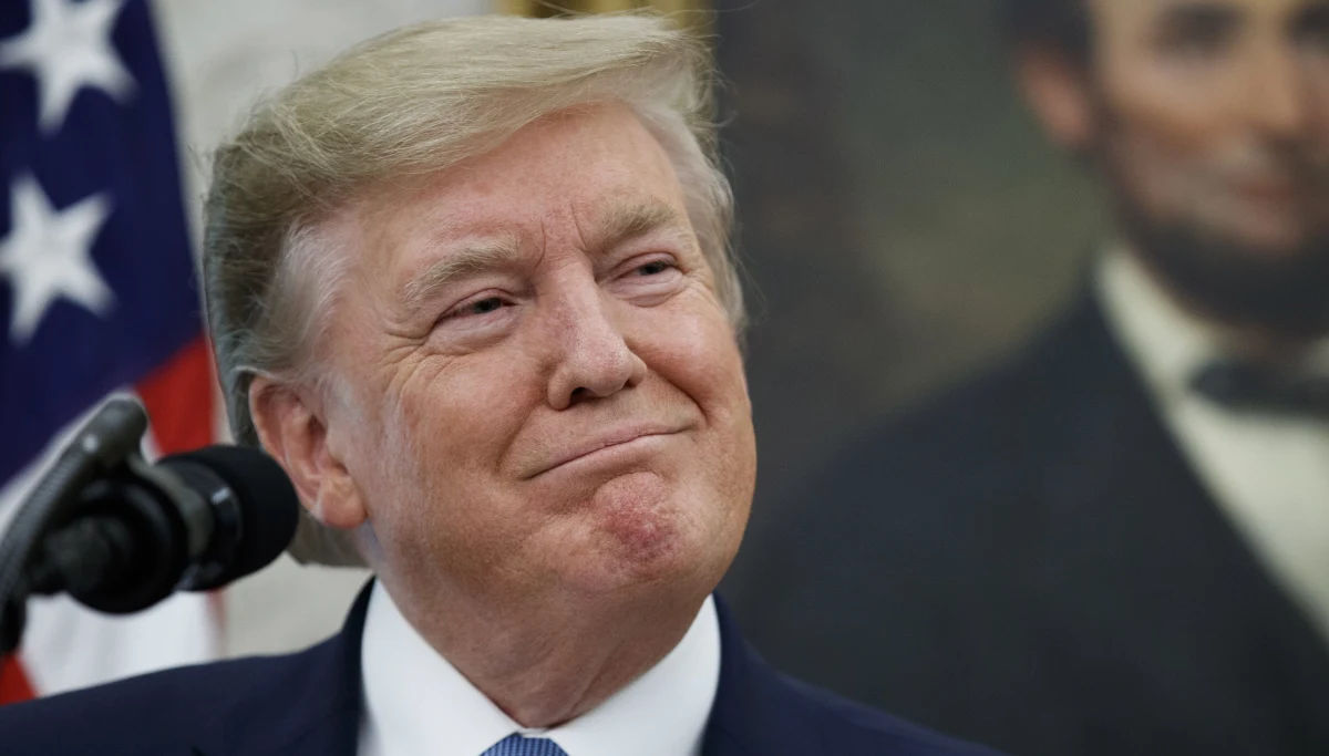 W reakcji na nałożenie przez Pekin odwetowych ceł na niektóre amerykańskie towary prezydent Donald Trump polecił firmom w USA "natychmiast rozejrzeć się za alternatywą dla Chin" i przywracać produkcję w Stanach Zjednoczonych. 