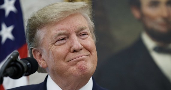 W reakcji na nałożenie przez Pekin odwetowych ceł na niektóre amerykańskie towary prezydent Donald Trump polecił firmom w USA "natychmiast rozejrzeć się za alternatywą dla Chin" i przywracać produkcję w Stanach Zjednoczonych. 