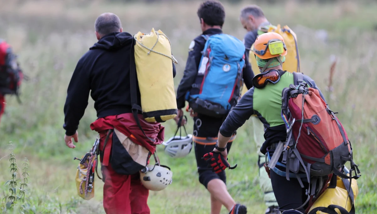 Koledzy speleologów z Sekcji Grotołazów Wrocław, zaginionych w Jaskini Wielkiej Śnieżnej w Tatrach, chcą, by premier wpłynął na zmianę decyzji naczelnika TOPR Jana Krzysztofa o zaniechaniu prowadzenia akcji ratowniczej po drugiego, nieodnalezionego grotołaza - dowiedziała się PAP. 