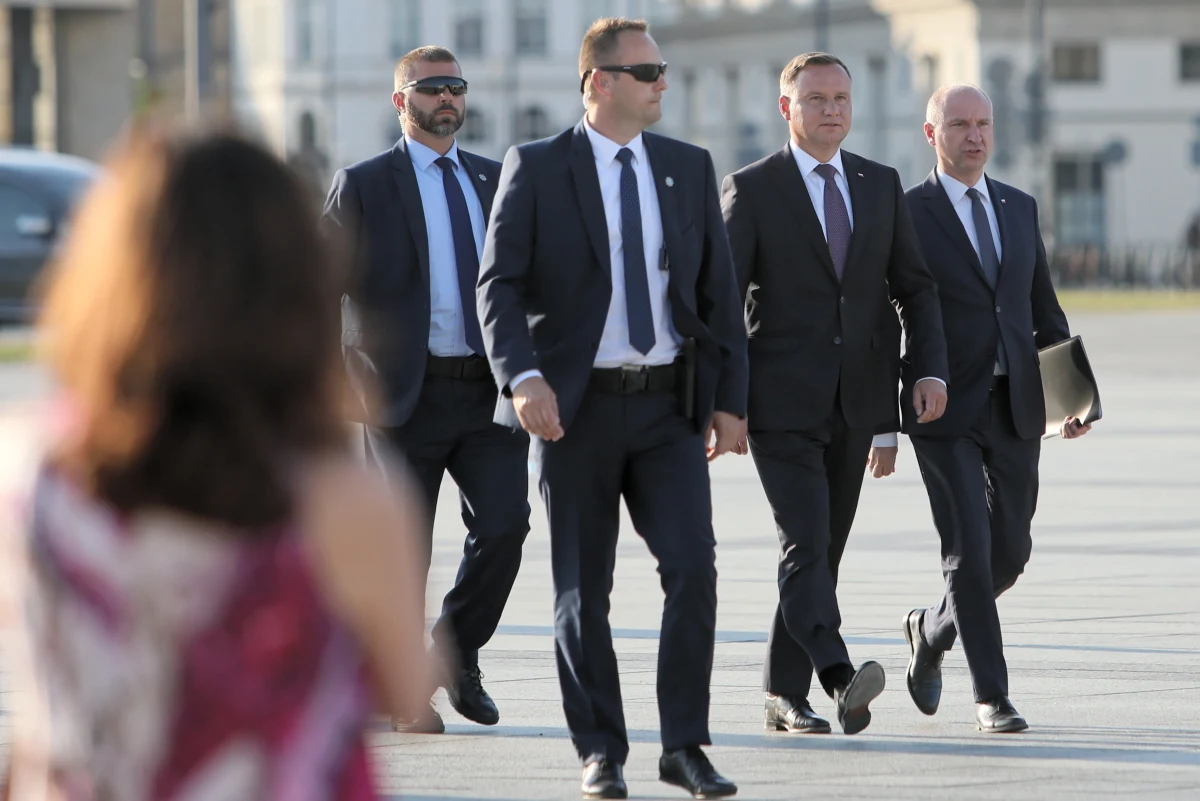 "Dziś, niestety, jest wielu takich, którzy próbują fałszować historię. Jakieś sugestie zgłaszają, że II wojna światowa tak naprawdę rozpoczęła się w 1941 r." – mówił prezydent Andrzej Duda na wystawie Instytutu Pamięci Narodowej "Ściany Totalitaryzmów Polska 1939-1945", którą zorganizowano na placu Piłsudskiego w Warszawie. "Nie, ona się rozpoczęła od hitlerowsko-sowieckiej napaści na Polskę we wrześniu 1939 r. na podstawie ustaleń paktu Ribbentrop-Mołotow" - podkreślił.