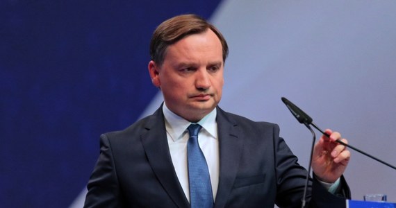 Jest bardzo poważny problem etyczny w całym środowisku sędziowskim bez wyjątku - powiedział minister sprawiedliwości Zbigniew Ziobro. Dodał, że w "rodzinie sędziowskiej" doszło do poważnego sporu. 