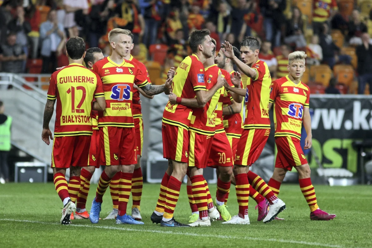 Po trzech bramkach Jesusa Imaza Jagiellonia pokonała w piątkowy wieczór w Białymstoku Wisłę Kraków 3:2. Według statystyków, wyczyn hiszpańskiego gracza to pierwszy hat-trick dla Jagiellonii w historii jej występów w ekstraklasie. Dał mu pozycję samodzielnego lidera w klasyfikacji strzelców.