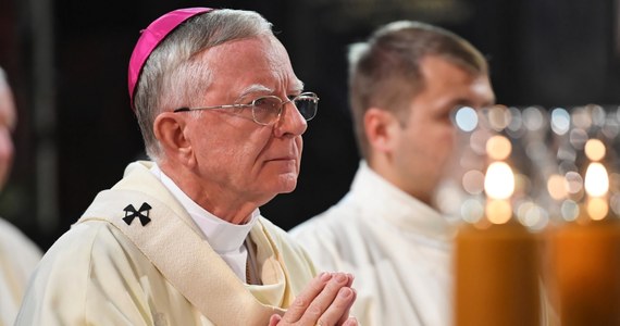 Walczy się dziś z człowiekiem wmawiając mu, że jest wolny. Walczy się z jego osobową godnością, ukazując go jako istotę, która żyje tylko i wyłącznie seksem i to w najprzeróżniejszych, odbiegających od ludzkiej natury konfiguracjach - mówił w Myślenicach abp Marek Jędraszewski. 