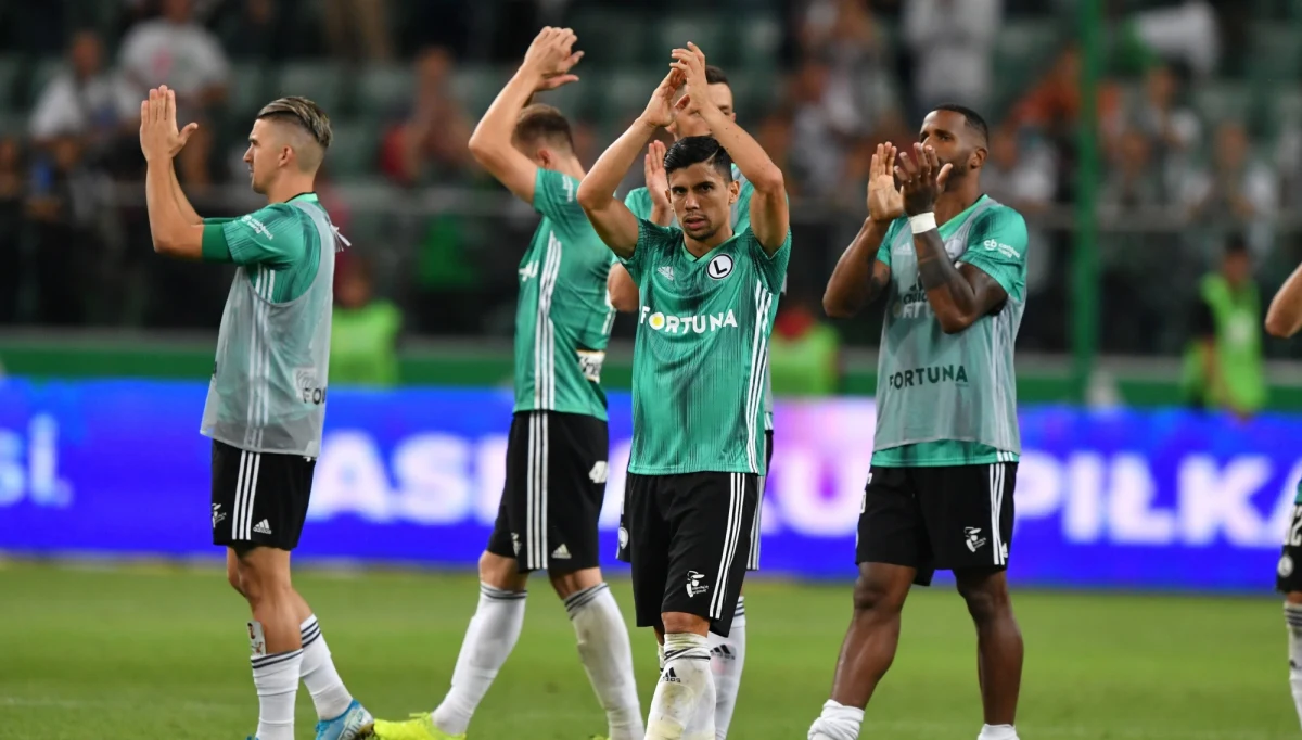 Chcieli obejrzeć mecz Legii Warszawa z Rangers FC w Glasgow. Kupili bilety, ale mecz zobaczą co najwyżej w polskim barze. Polacy mieszkający w Szkocji dostają informację, że ich wejściówki na czwartkowy pojedynek są anulowane. To prawdopodobnie pokłosie kary nałożonej na Rangersów przez UEFA. Klub musi zamknąć część trybun. 