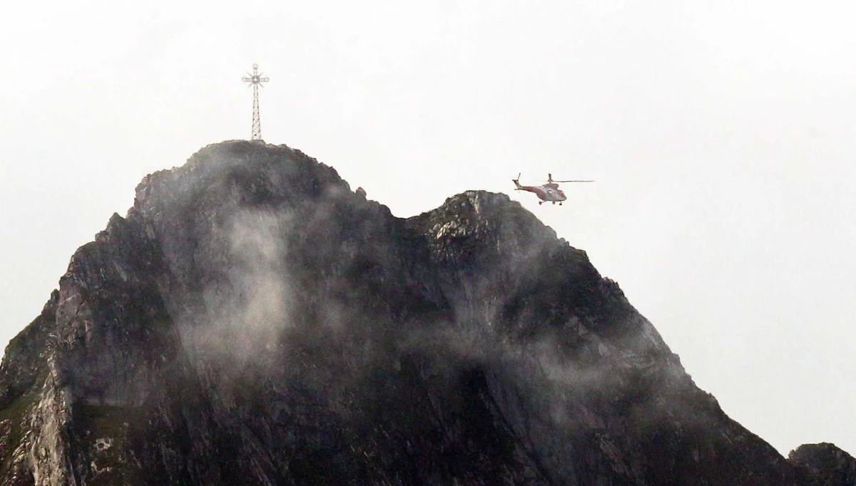 "Było ogłuszenie, oślepienie, bardzo mocne spięcie ciała i ostry ból w stopie poczułem" - tak chwile grozy wspomina pan Marcin, którego piorun poraził w czwartek na Giewoncie. "Płacz dzieci, krzyki o pomoc. Widziałem, że wszyscy, którzy trzymali się łańcuchów ostali porozrzucani" - opowiada w rozmowie z RMF FM.