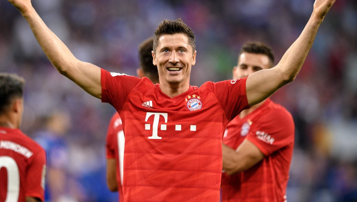 ​Robert Lewandowski zdobył trzy gole i zapewnił Bayernowi Monachium wyjazdowe zwycięstwo nad Schalke 04 Gelsenkirchen 3:0 w 2. kolejce niemieckiej ekstraklasy. To dziewiąty hat-trick w Bundeslidze polskiego piłkarza, który w tym sezonie w dorobku ma już pięć trafień.