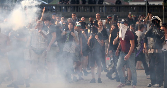 Policja użyła armatki wodnej i gazu łzawiącego przeciwko antykapitalistycznym demonstrantom w Bayonne koło Biarritz na południowym zachodzie Francji, gdzie obraduje szczyt G7. 
