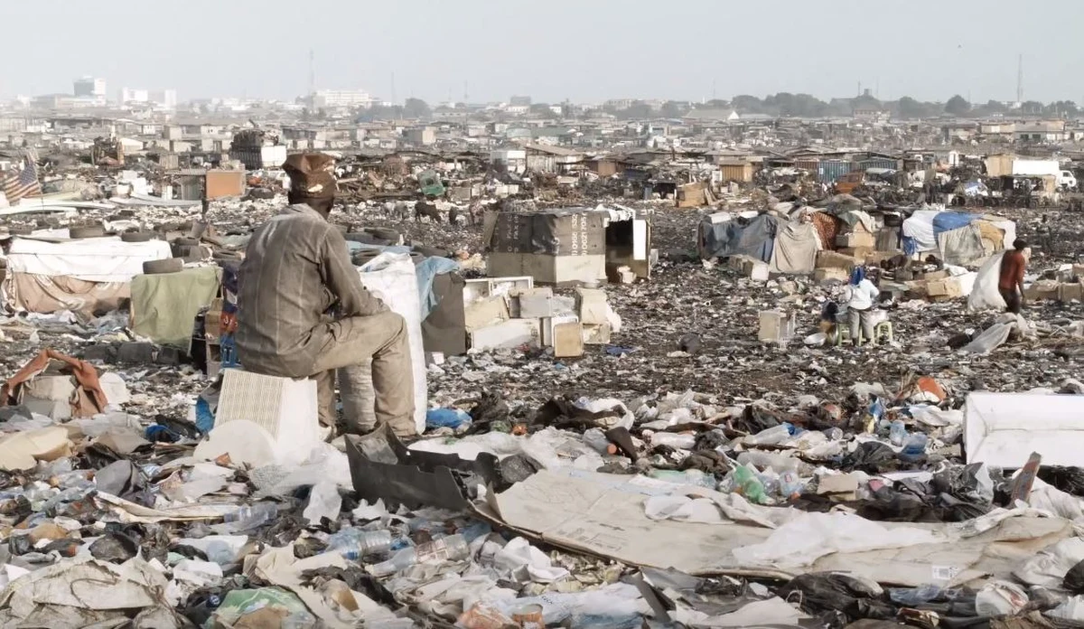 Nie liczę na to, że film może zmienić świat. Ale mam nadzieję, że "Welcome to Sodom" otworzy naszej widowni oczy na to, jak wielka jest nasza odpowiedzialność za środowisko, ale też życie i cierpienie ludzi z krajów Południa – mówi RMF FM Christian Krönes, laureat Grand Prix Kraków International Green Film Festival. Jego film opowiada o wysypisku śmieci w Ghanie, gdzie dzieci i dorośli żyją z odzyskiwania surowców z setek tysięcy ton odpadów elektronicznych z Zachodu. Niektórzy z nich zbierają pieniądze na podróż do Europy. W rozmowie z Grzegorzem Jasińskim Krönes podkreśla, że zamknięcie wysypiska nic nie da, tym ludziom potrzebne są inne źródła utrzymania. 