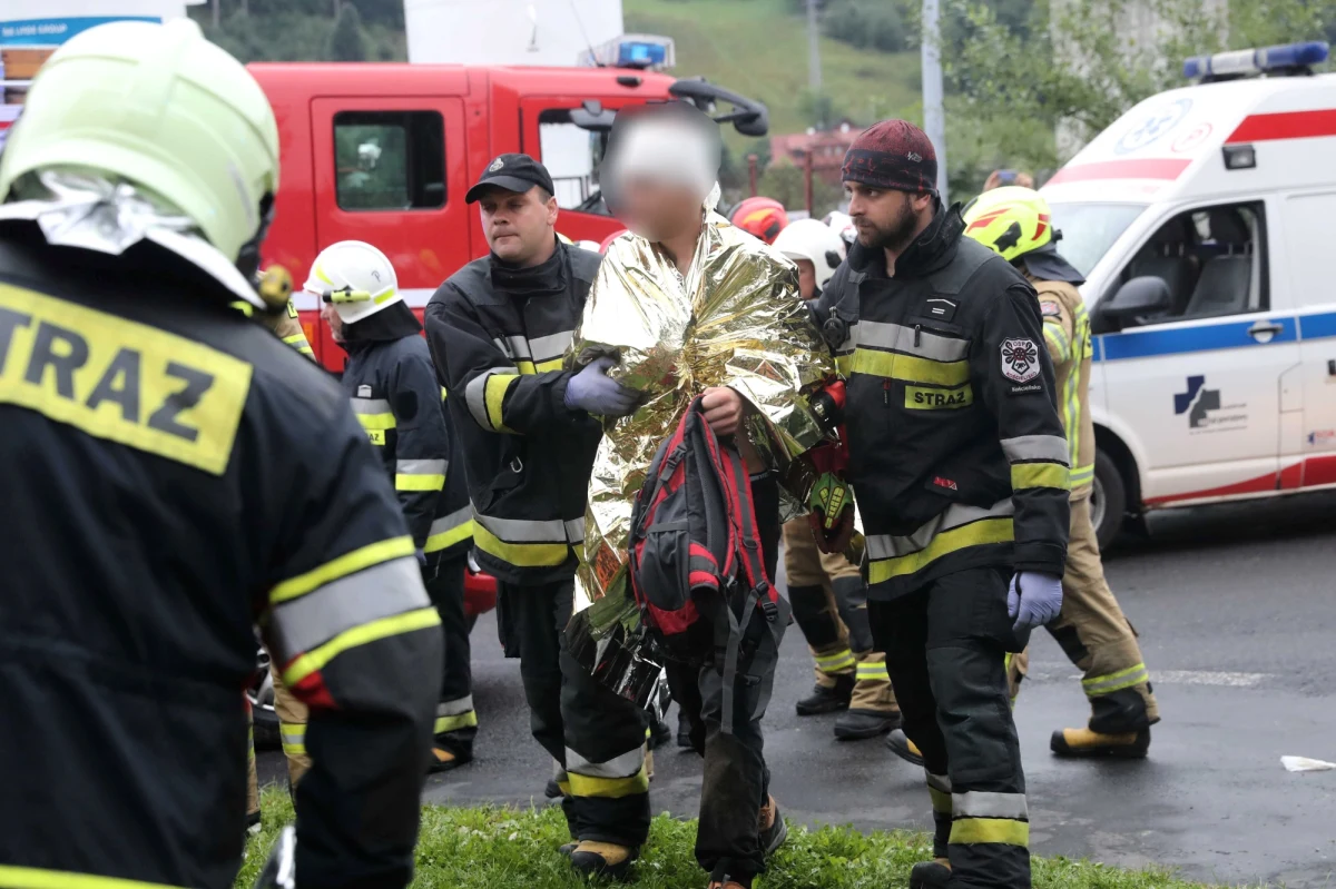 Kolejne dwie osoby poszkodowane przez czwartkową burzę w Tatrach opuściły szpitale. Jedna ze szpitala w Nowym Targu i jedna z Wojskowego Szpitala Klinicznego w Krakowie. Po opieką małopolskich lekarzy przebywa wciąż 27 osób.