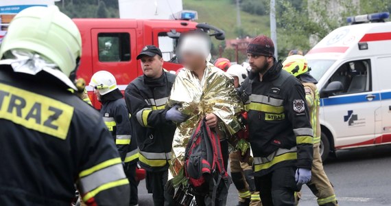 Kolejne dwie osoby poszkodowane przez czwartkową burzę w Tatrach opuściły szpitale. Jedna ze szpitala w Nowym Targu i jedna z Wojskowego Szpitala Klinicznego w Krakowie. Po opieką małopolskich lekarzy przebywa wciąż 27 osób.