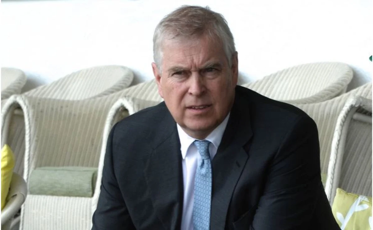 Nie cichną głosy krytyki pod adresem syna brytyjskiej królowej, księcia Andrzeja. Nie pomogło jego oświadczenie w sprawie znajomości, z nieżyjącym już finansistą Jeffreyem Epsteinem, oskarżonym o pedofilię. Książe zapewnił, że nigdy nie był świadkiem czynów, zarzucanych Epsteinowi. Zostało to źle przyjęte przez brytyjską prasę. Dziennikarze oskarżają księcia wprost o hipokryzję. 