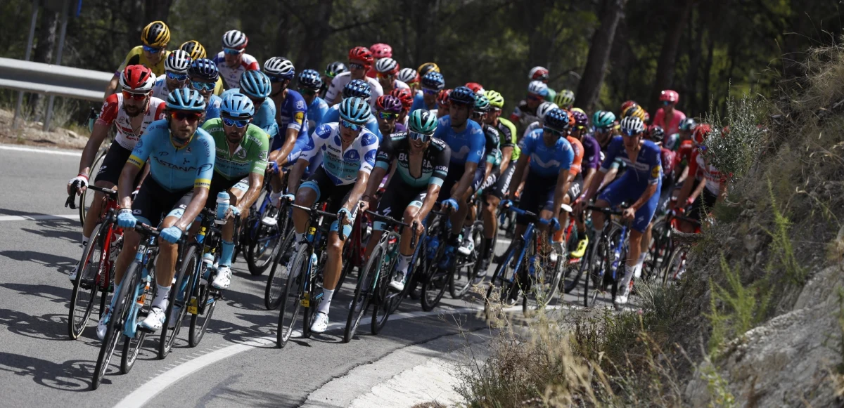 Kolumbijczyk Nairo Quintana (Movistar) wygrał drugi etap kolarskiego wyścigu Vuelta a Espana z Benidorm do Calpe (199,6 km). Nowym liderem został drugi na mecie Irlandczyk Nicolas Roche (Sunweb). Rafał Majka (Bora-hansgrohe) finiszował na 18. pozycji i jest dziesiąty.