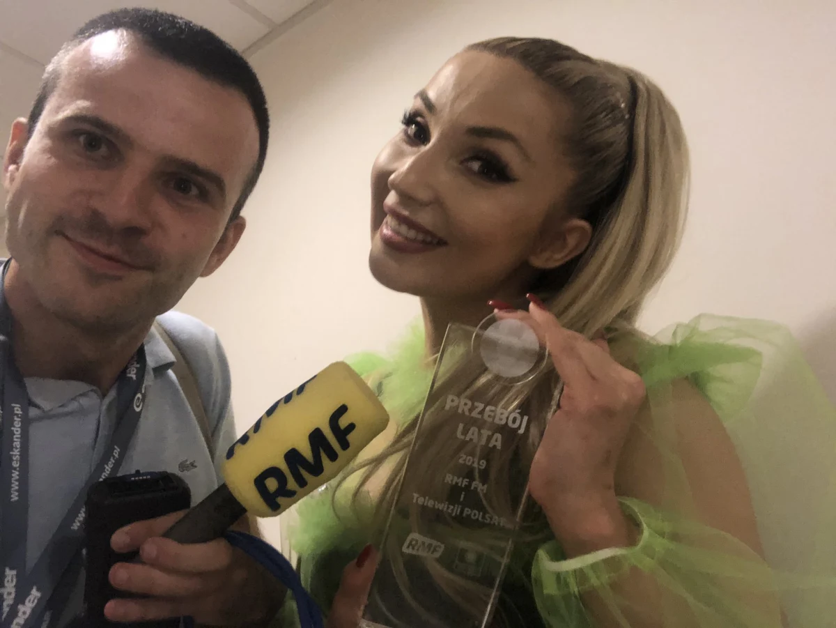 Znamy tegoroczny Przebój Lata RMF FM i Telewizji Polsat. Ten tytuł otrzymała piosenka Cleo "Za krokiem krok". Wyniki ogłoszono w niedzielę wieczorem w czasie uroczystego koncertu Festiwalu Magiczne Zakończenie Wakacji w Kielcach.