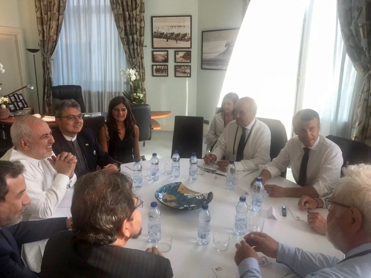 ​Trwający we francuskim Biarritz szczyt G7 rozpoczął się od nieoczekiwanej wizyty szefa irańskiej dyplomacji Mohammada Dżawada Zarifa, która zepchnęła na dalszy plan inne wydarzenia szczytu, w tym rozmowy prezydenta USA Donalda Trumpa z premierem Wielkiej Brytanii Borisem Johnsonem. Zaskoczyła również obecnych na szczycie przedstawicieli siódemki.