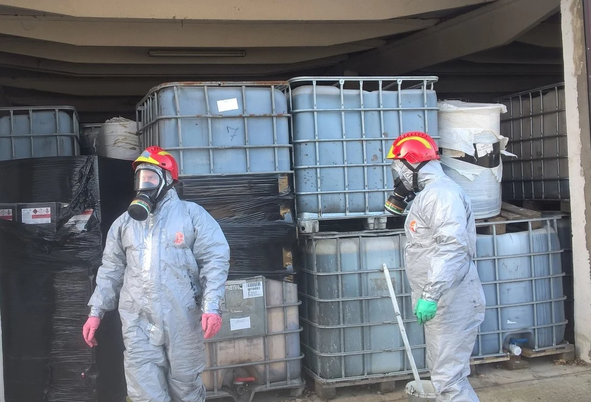 ​Jeszcze przez co najmniej kilka miesięcy nie uda się usunąć składowiska nielegalnych odpadów w Borkowicach niedaleko Radomia. Chodzi o ponad osiemset ton przechowywanych tam od ubiegłego roku łatwopalnych pozostałości po farbach i lakierach. Osoby, które je zgromadziły są w areszcie i nie mogą ich zutylizować.   Składowisko znajduje się w sąsiedztwie miejscowej Szkoły Podstawowej.