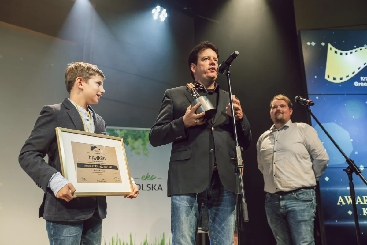 Bezpieczne środowisko nie może być hasłem tylko dla ludzi bogatych i wykształconych, musi być propozycją dla wszystkich. Trzeba ich przekonać, trzeba sprawić, że te nowe warunki nie pogorszą niczyjego życia. Ludzie potrzebują nadziei. Musimy być realistyczni, dopasować plany do możliwości – mówi RMF FM laureat 1. nagrody Kraków International Green Film Festival w kategorii dokument krótkometrażowy. Andreas Ewels z Niemiec, autor filmu "America first, nature last" o polityce prezydenta USA Donalda Trumpa podkreśla, że trzeba skłonić społeczeństwo do myślenia o tym, co chce zostawić swoim dzieciom.