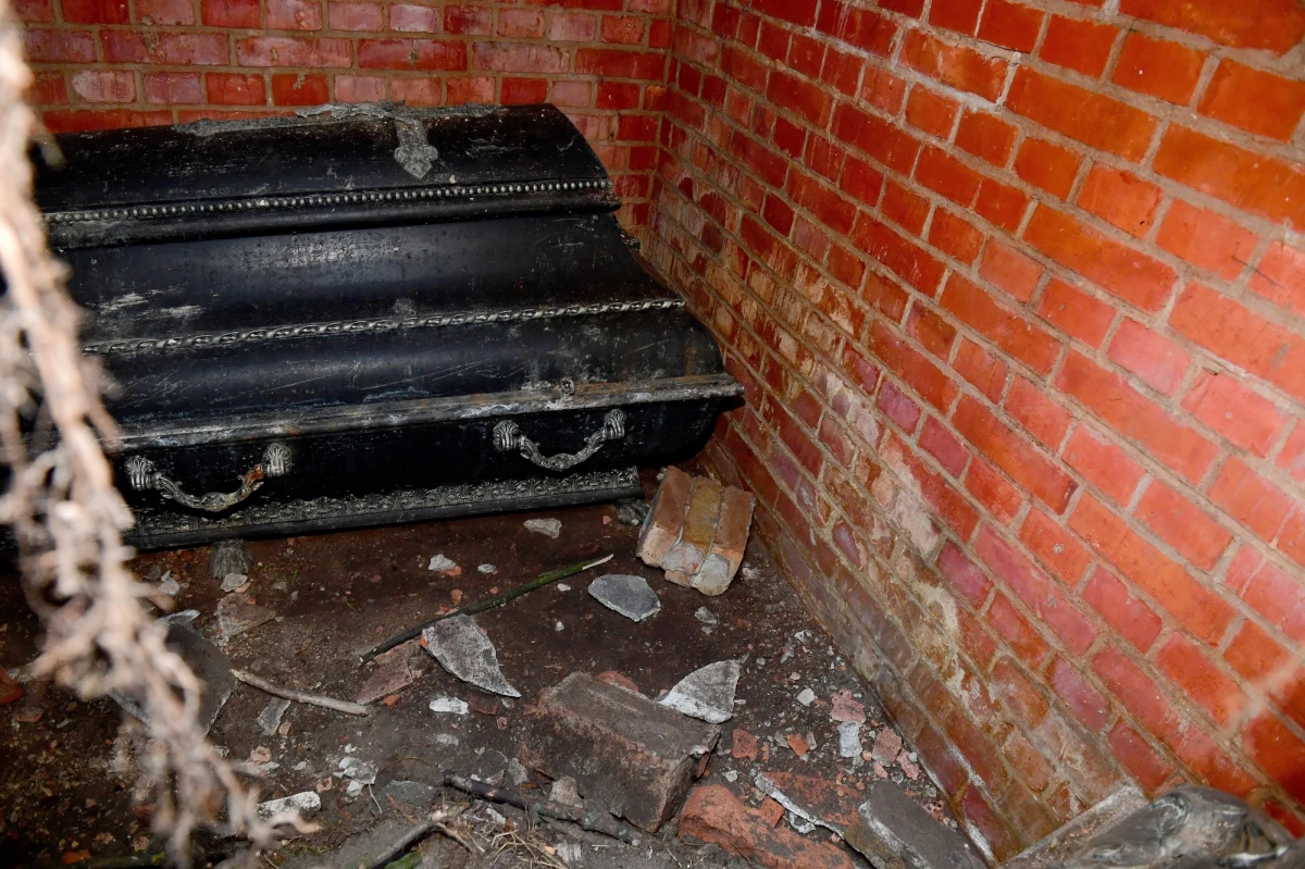 Przy pomocy georadaru sprawdzony ma być park przy ulicy Puckiej w Szczecinie. W miniony weekend zapadła się część trawnika, odsłaniając podziemną kryptę, a w niej dwie trumny. Dziś i teren, i znalezisko zostały obejrzane przez specjalistów. 