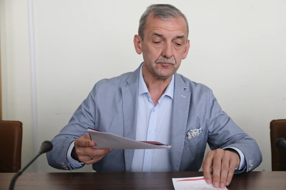 Od 1 do 15 września wśród nauczycieli będzie prowadzony sondaż dotyczący ewentualnej akcji protestacyjnej - poinformował szef Związku Nauczycielstwa Polskiego Sławomir Broniarz. 16 września Prezydium Zarządu Głównego ZNP podejmie decyzję o wyznaczeniu formy protestu.