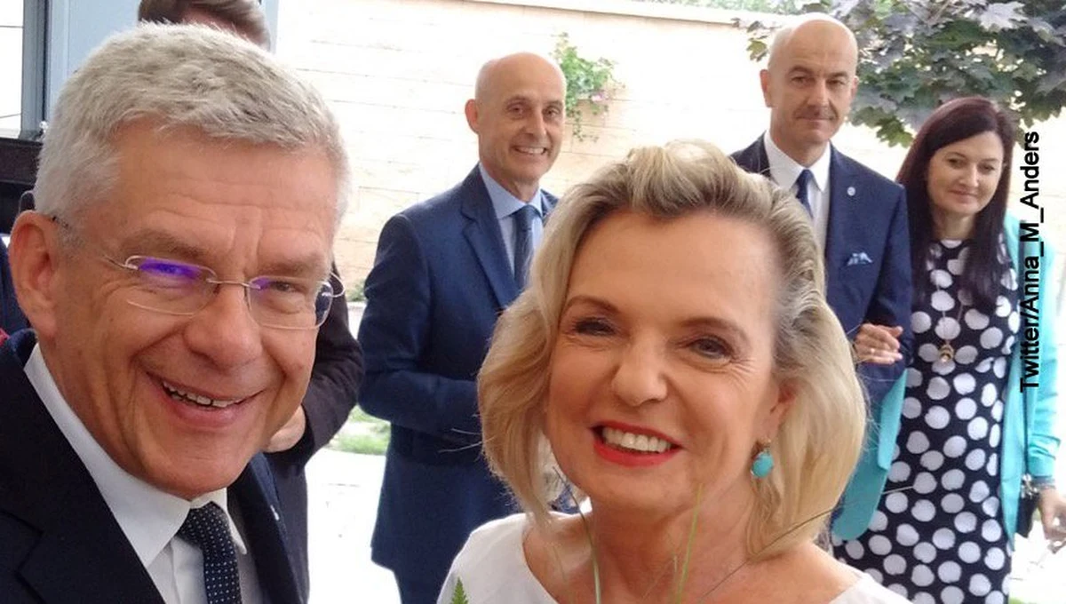 Anna Maria Anders poinformowała w poniedziałek, że zrezygnowała z mandatu senatora. "Panu marszałkowi Stanisławowi Karczewskiemu i Senatowi dziękuję za współpracę" - napisała na Twitterze. Anna Maria Anders ma zostać ambasadorem Polski we Włoszech.