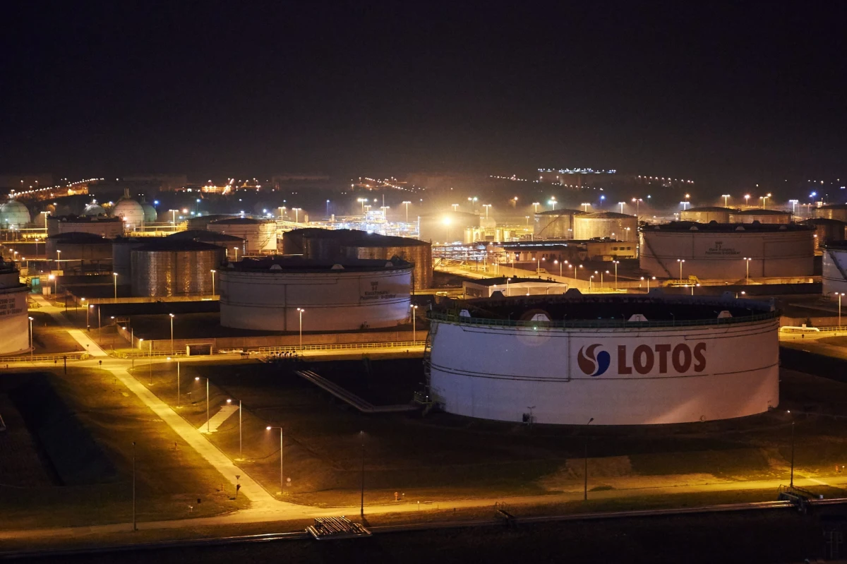 Lotos, PKN Orlen i Skarb Państwa podpisały porozumienie dotyczące realizacji transakcji zakupu akcji Lotosu przez PKN Orlen od Skarbu Państwa. Taką informację przekazał w poniedziałkowym komunikacie PKN Orlen.
