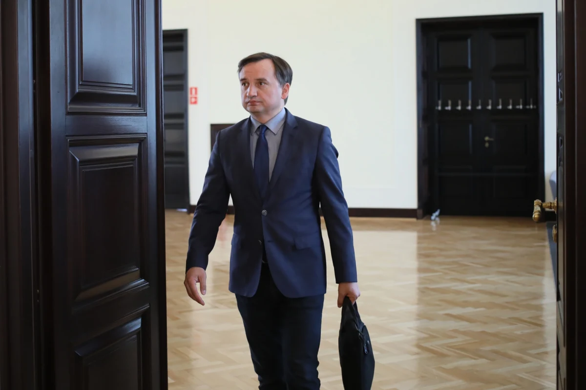 Jak wynika z najnowszego sondażu dla "Dziennika Gazety Prawnej" i RMF FM, przeprowadzanego przez IBRIS – ponad 35 procent badanych uważa, że Zbigniew Ziobro powinien podać się do dymisji (35,1 proc.). Wszystko to w związku z "aferą Piebiaka", która – jak uważa 49,7 proc. – obciąża właśnie ministra sprawiedliwości. Jednak poparcie dla partii rządzącej nie maleje. 41,3 proc. ankietowanych deklaruje oddanie głosu na PiS, gdyby wybory miały odbyć się w najbliższą niedzielę. 