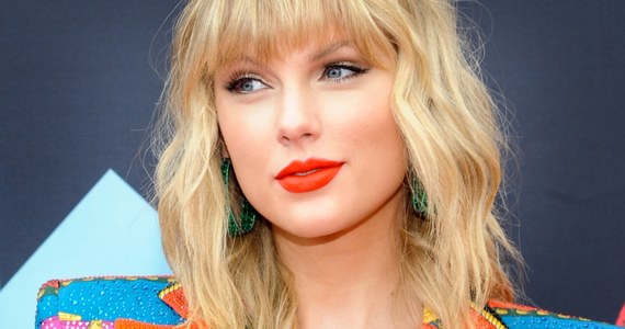 Podczas ceremonii wręczenia nagród MTV Video Music Awards (VMA) w Newark w stanie New Jersey Taylor Swift została uhonorowana w kategorii "Teledysk roku" za "You Need to Calm Down". Wyróżnienie jest traktowane jako najcenniejsze trofeum VMA.