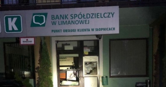 W małopolskich Słopnicach w powiecie limanowskim doszło do zdewastowania bankomatu. Policja nie potwierdziła, czy z bankomatu zostały skradzione pieniądze. Na miejscu trwają oględziny.