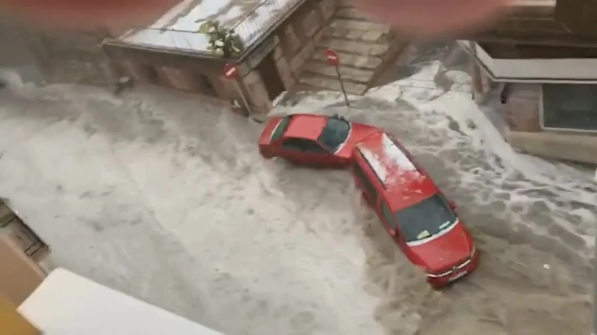 Powódź błyskawiczna i gradobicie siały spustoszenie w Madrycie w poniedziałek (26 sierpnia). Wezbrana woda porywała samochody, zalanych zostało także wiele mieszkań i lokali usługowych.