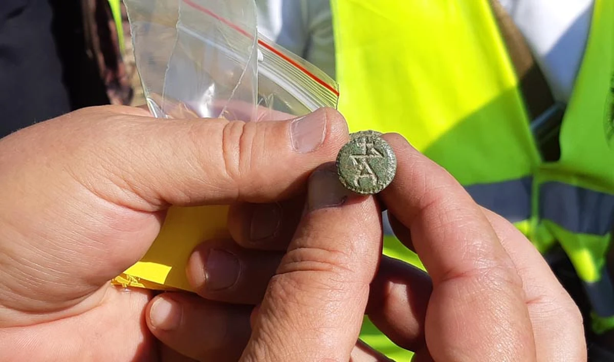 Żołnierskie guziki, monety i pieczęcie oraz dużo kul do muszkietów znaleźli archeolodzy pod Kołobrzegiem. Sprawdzili teren, gdzie fortyfikacje w czasie wojen napoleońskich miały oddziały Sasów. Znaleziska pochodzą z początku XIX wieku. 