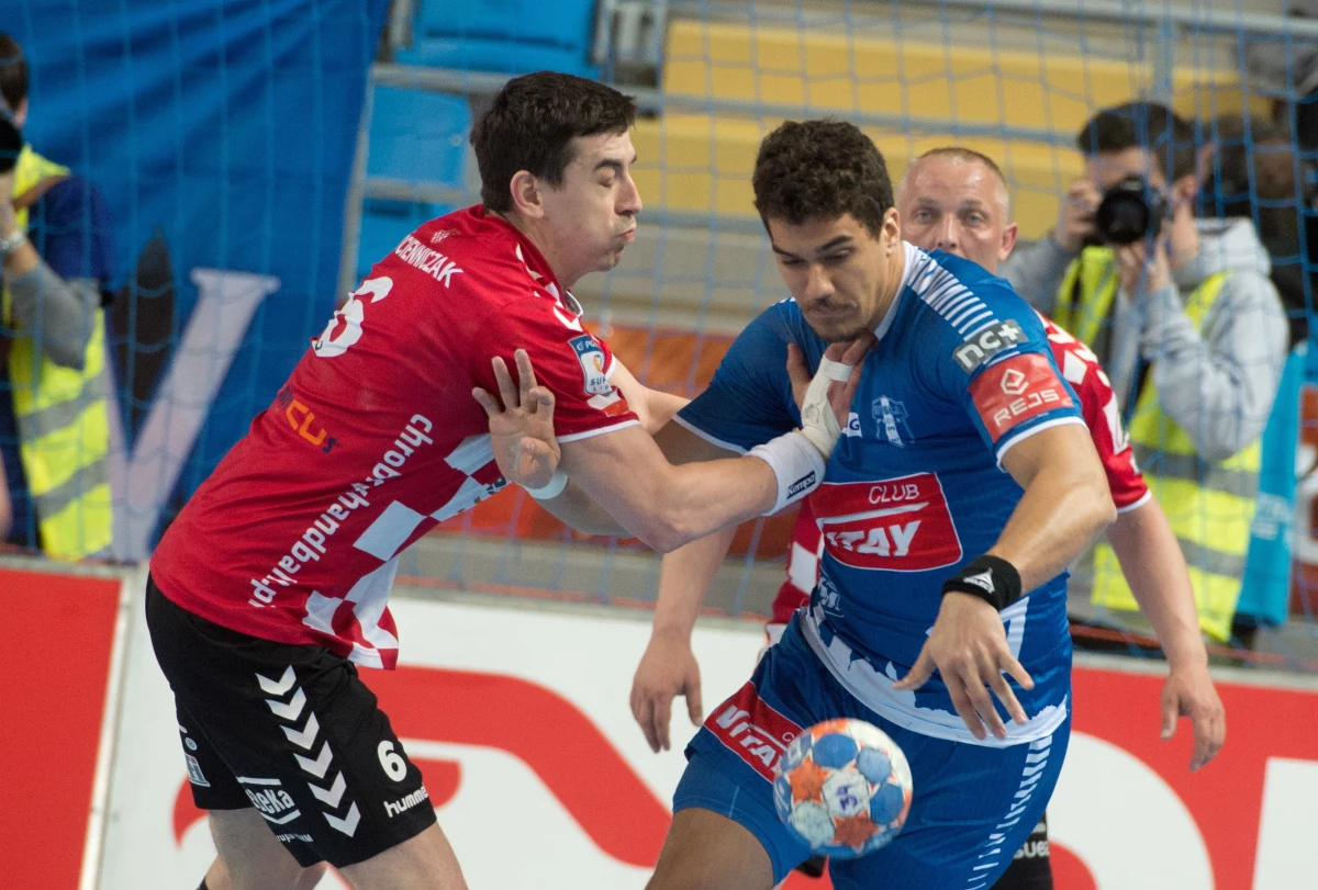 Dominik Płócienniczak, były piłkarz ręczny m.in. Chrobrego Głogów, Piotrkowianina Piotrków, a ostatnio Grunwaldu Poznań, zginął we wtorek rano w wypadku samochodowym w Głogowie. Miał 34 lata.