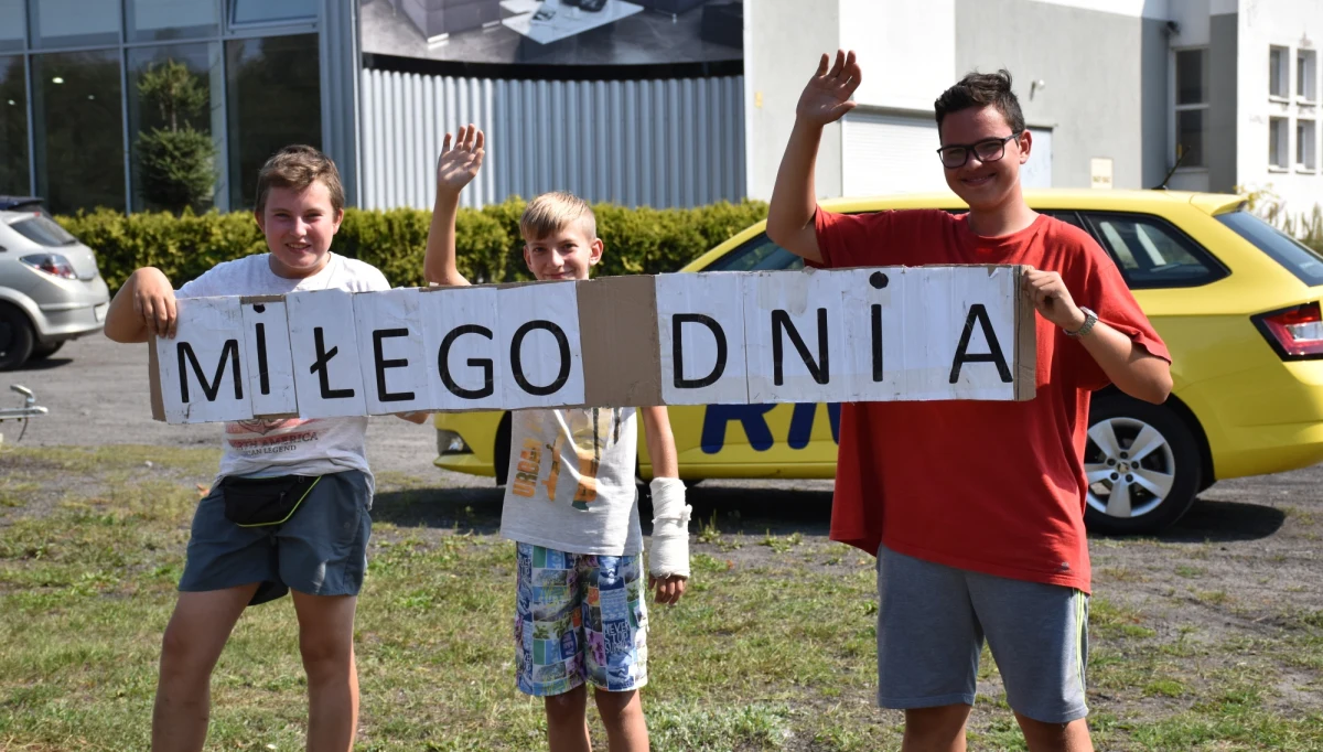 Dwóch Szymonów i Adam znają się ze szkoły. Mieszkają na jednym osiedlu - Jadwiżynie w wielkopolskiej Pile. Kiedy w czasie jednej z wakacyjnych wycieczek na rowerze jeden z nich machał ręką w geście pozdrowienia do przejeżdżających kierowców - pozytywne reakcje zwrotne utwierdziły ich, że trzeba zrobić coś na większą skalę. "Chcieliśmy po prostu jakoś umilić życie ludziom" - mówi pytany o idee akcji Adam.