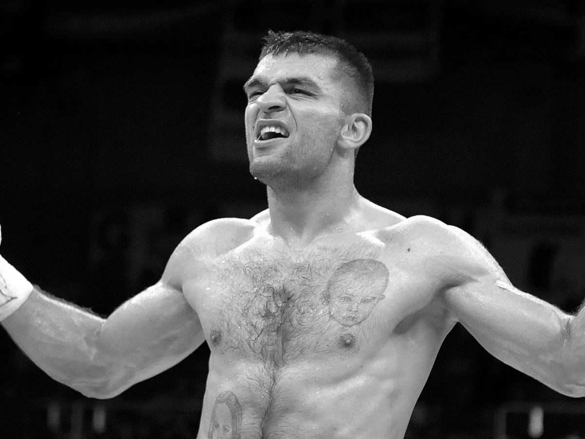 Strażnik siedem razy zaglądał do celi Dawida Kosteckiego przez wizjer, aż do godz. 4.28. Nikt nie wchodził do środka - wynika z nagrania monitoringu - pisze środowa "Rzeczpospolita".