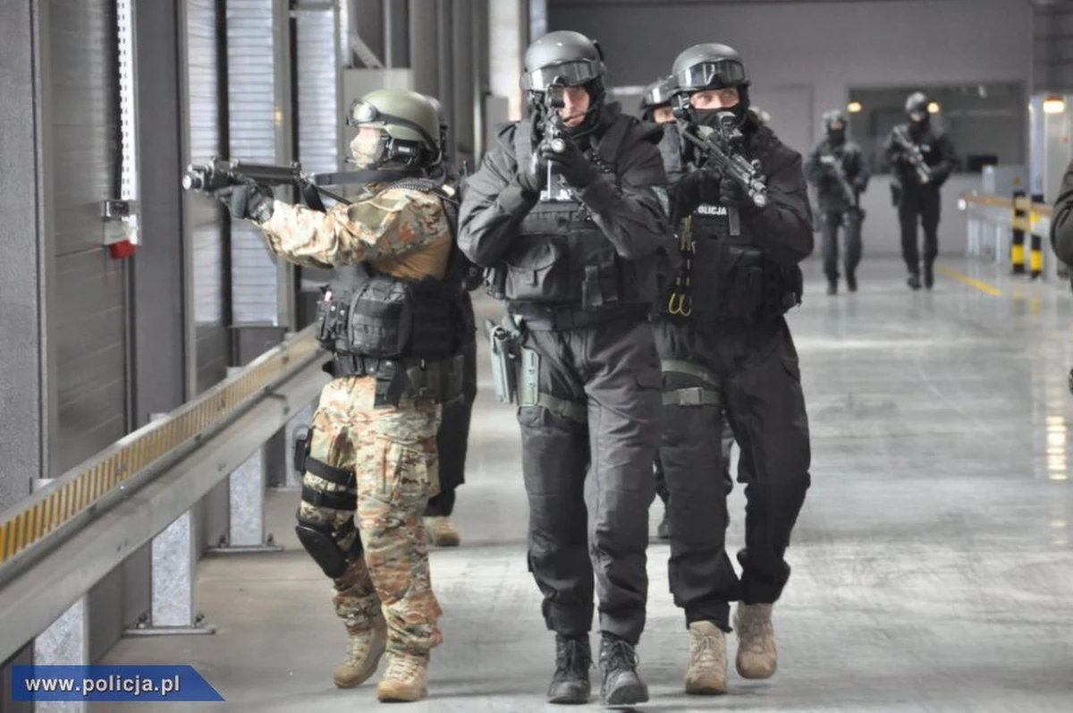 Premier Mateusz Morawiecki podpisał zarządzenie wprowadzające pierwszy stopień alarmowy ALFA i ALFA-CRP na obszarze całego kraju.