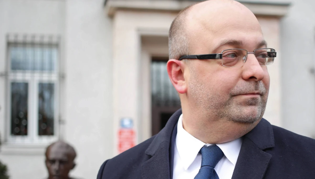 ​W sądach rejonowych w Warszawie są już dokumenty, które pozwolą Łukaszowi Piebiakowi i Jakubowi Iwańcowi wrócić do orzekania. Wiceminister Piebiak podał się do dymisji po wybuchu "afery hejterskiej" w resorcie sprawiedliwości. Delegacja sędziego Iwańca, który także kontaktował się z hejterką internetową Emilią i koordynował akcje oczerniania innych sędziów, została skrócona przez ministra Zbigniewa Ziobrę.