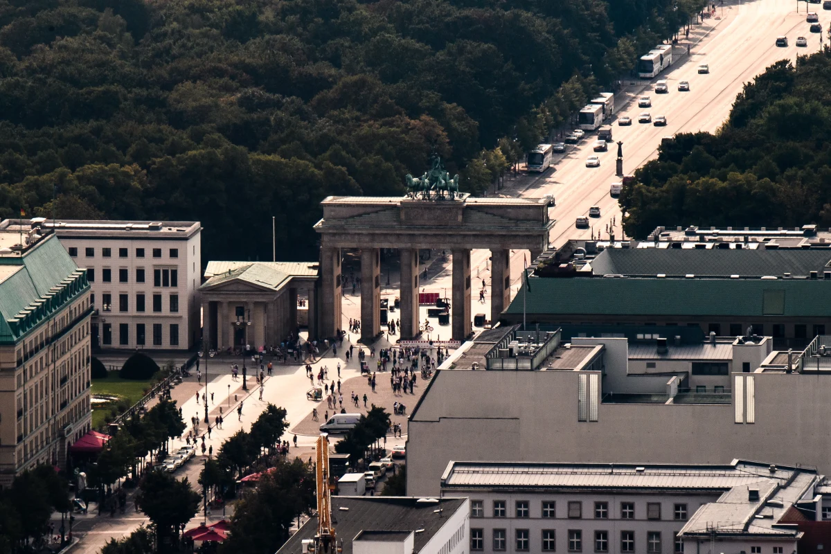 "Rosja i jej oficjalne organy nie mają nic wspólnego z zabójstwem czeczeńskiego obywatela Gruzji, do którego doszło w ubiegłym tygodniu w Berlinie" - oświadczył w środę rzecznik rosyjskiego prezydenta Władimira Putina, Dmitrij Pieskow. Jak podają niemieckie media, zatrzymany w sprawie zabójstwa do 49-letni obywatel Rosji. Prokuratorzy z Niemiec rozważają ewentualność, czy za zabójstwem 40-letniego Zelimchana Changoszwilego nie kryją się motywy polityczne.