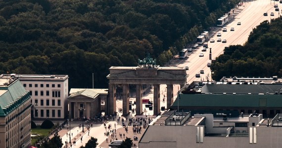 "Rosja i jej oficjalne organy nie mają nic wspólnego z zabójstwem czeczeńskiego obywatela Gruzji, do którego doszło w ubiegłym tygodniu w Berlinie" - oświadczył w środę rzecznik rosyjskiego prezydenta Władimira Putina, Dmitrij Pieskow. Jak podają niemieckie media, zatrzymany w sprawie zabójstwa do 49-letni obywatel Rosji. Prokuratorzy z Niemiec rozważają ewentualność, czy za zabójstwem 40-letniego Zelimchana Changoszwilego nie kryją się motywy polityczne.