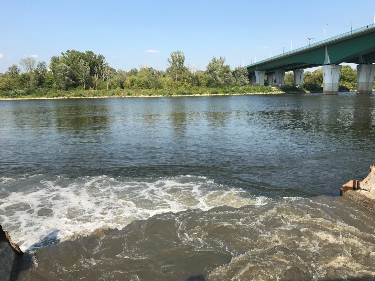 Duża awaria oczyszczalni ścieków w Warszawie. Mogło dojść do pęknięcia głównej rury, która doprowadza nieczystości z lewej strony Wisły do oczyszczalni ścieków Czajka po prawej stronie. Przez awarię ścieki wpadają teraz bezpośrednio do rzeki. W związku z sytuacją ratusz zwołał sztab kryzysowy. 