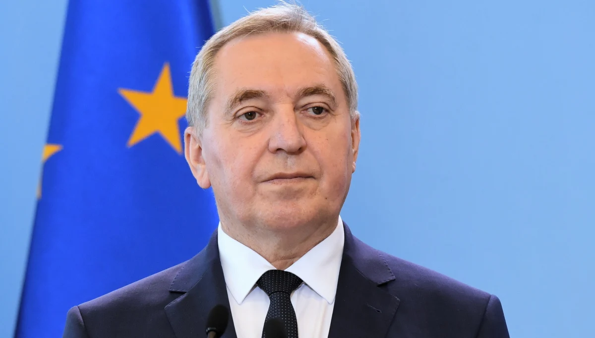 Obydwa kolektory dostarczające ścieki do oczyszczalni "Czajka" są niesprawne i praktycznie całe ścieki wypływają do Wisły - poinformował w środę minister środowiska Henryk Kowalczyk. Według niego stwarza to ogromne zagrożenie pod względem ekologicznym. Według ministerstwa, do awarii doszło we wtorek rano, a władze Warszawy poinformowały resort dopiero po ponad dobie.