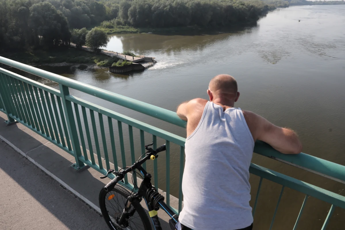 "Nie ma zagrożenia dla mieszkańców Płocka (Mazowieckie) w związku z awarią kolektora ściekowego w Warszawie. Sytuacja jest cały czas monitorowana przez odpowiednie służby. Wodociągi Płockie są przygotowane do uzdatniania wody pobieranej z Wisły" - podał płocki Urząd Miasta.