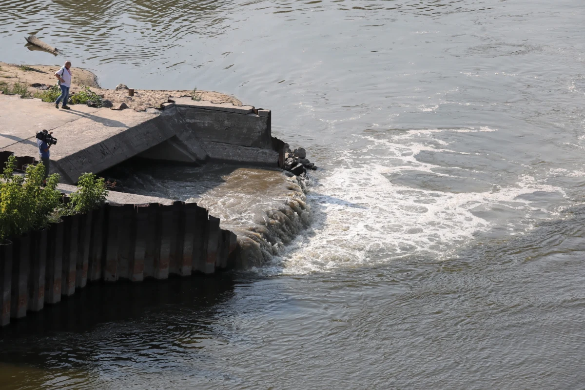 Po awarii kolektorów doprowadzających ścieki do stołecznej oczyszczalni "Czajka", do Wisły trafia 3 tys. litrów nieczystości na sekundę - poinformowały w środę Wody Polskie. Według szacunków od momentu zrzutu, ścieki dotrą do Płocka po 84 godz., a do Torunia po 142 godz.