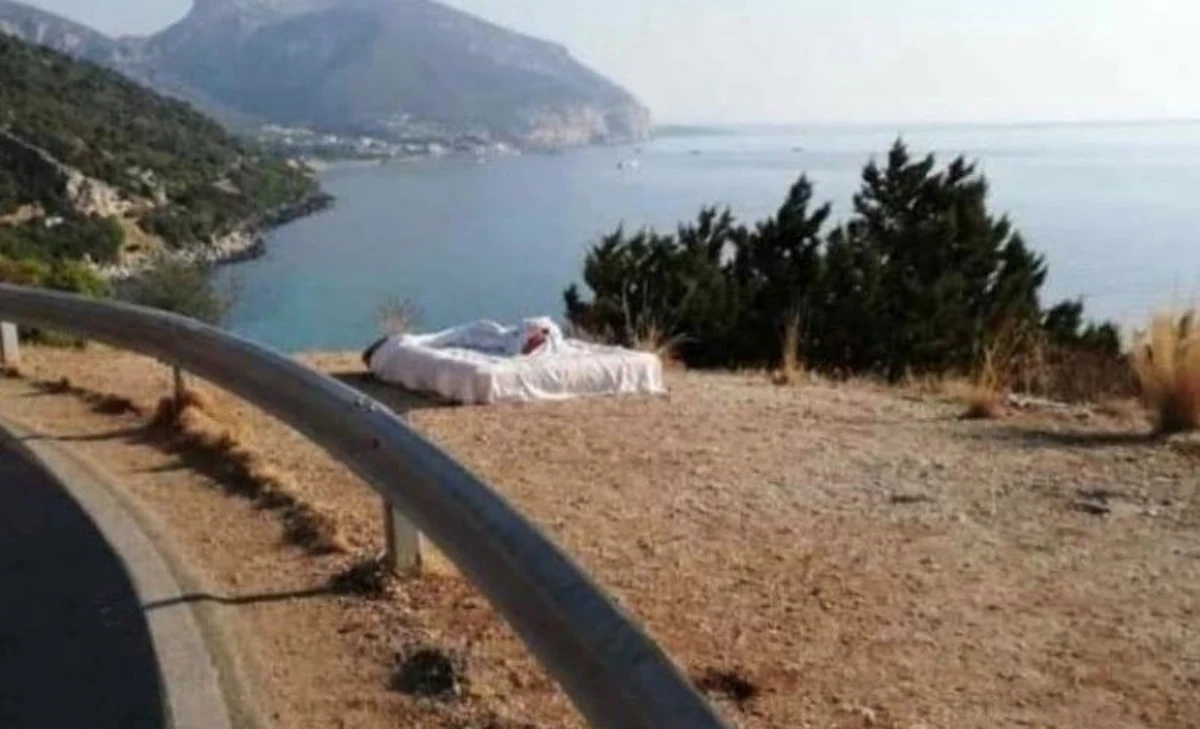 Para turystów na Sardynii została ukarana grzywną za to, że spała na materacu przy drodze w miejscu, z którego rozciąga się widok na piękną zatokę. Zdjęcie dwuosobowego materaca z pościelą opublikowały lokalne władze, potępiając takie zachowanie.