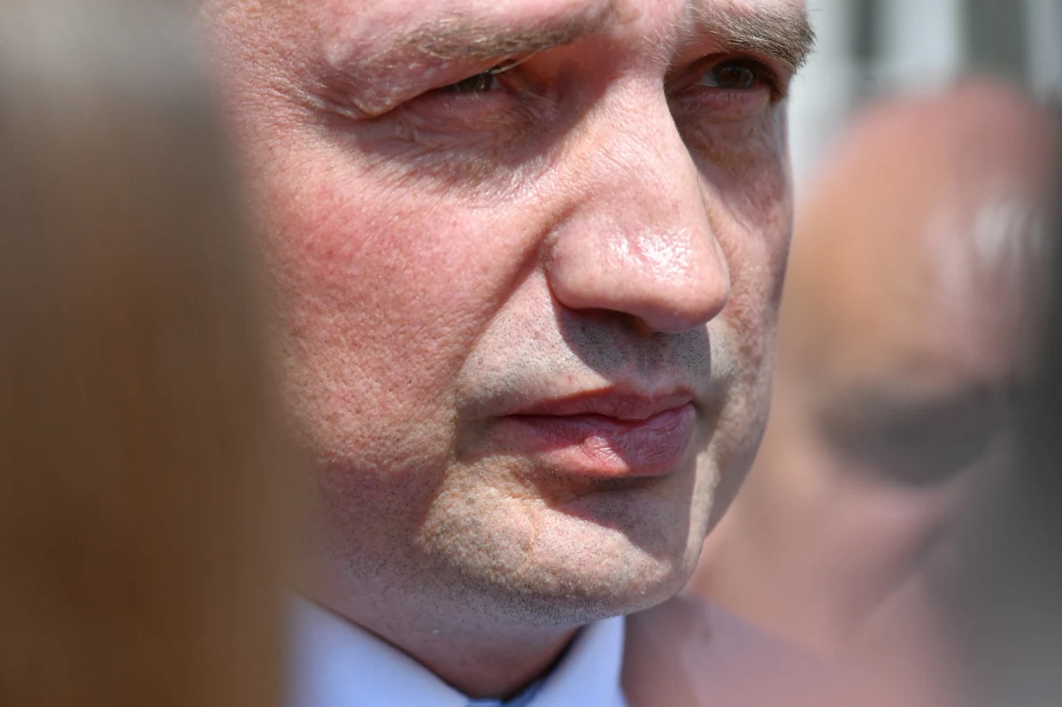 Składamy wniosek o wotum nieufności wobec ministra sprawiedliwości Zbigniewa Ziobry - poinformował szef PO Grzegorz Schetyna. Jak dodał, wniosek ma związek ze sprawą hejtowania sędziów w internecie.