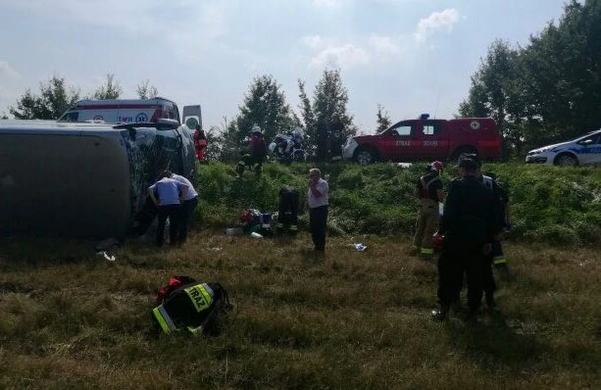 Wypadek autobusu turystycznego i dwóch samochodów osobowych na drodze krajowej nr 53 w Klewkach koło Olsztyna w woj. warmińsko-mazurskim. 