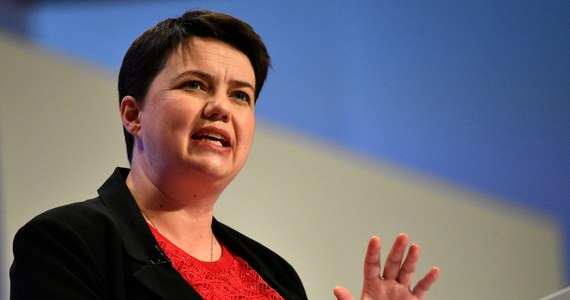 ​Liderka Partii Konserwatywnej w Szkocji Ruth Davidson ustąpiła ze stanowiska, tłumacząc decyzję chęcią spędzenia czasu ze swoją partnerką i synem. Jednocześnie wyraziła nadzieję na znalezienie porozumienia z UE w sprawie brexitu.