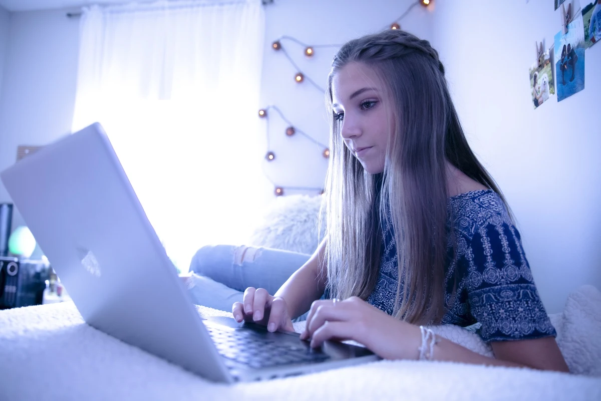 Czy w świecie nieustannych bodźców ze strony najróżniejszych urządzeń elektronicznych jesteśmy się w stania jeszcze wystarczająco dobrze się skoncentrować i pracować wydajnie? Młodzi potrafią. Pokolenie millenialsów zapewnia, że im ciągle pojawiające się sygnały nie przeszkadzają. I okazuje się, że mówi prawdę. Przekonują o tym wyniki badań przeprowadzonych na Florida Atlantic University. Pisze o nich w najnowszym numerze czasopismo "Applied Neuropsychology: Adult".