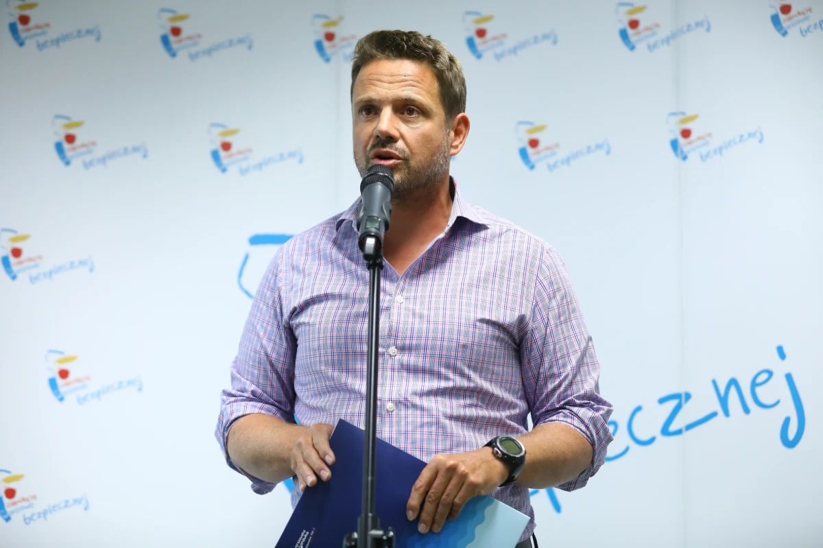 "Nie ma żadnej katastrofy ekologicznej. Mamy bardzo poważną awarię, nikt tej awarii nie próbuje bagatelizować. (...)  Musimy badać stan wody w rzece, zwłaszcza poniżej tego zrzutu. I to robimy - przekazał prezydent stolicy Rafał Trzaskowski w związku z awarią systemu przesyłu nieczystości do oczyszczalni Czajka. Jak dodał, "tunel pod dnem Wisły w Warszawie, którym biegną dwa kolektory ściekowe nie jest uszkodzony".