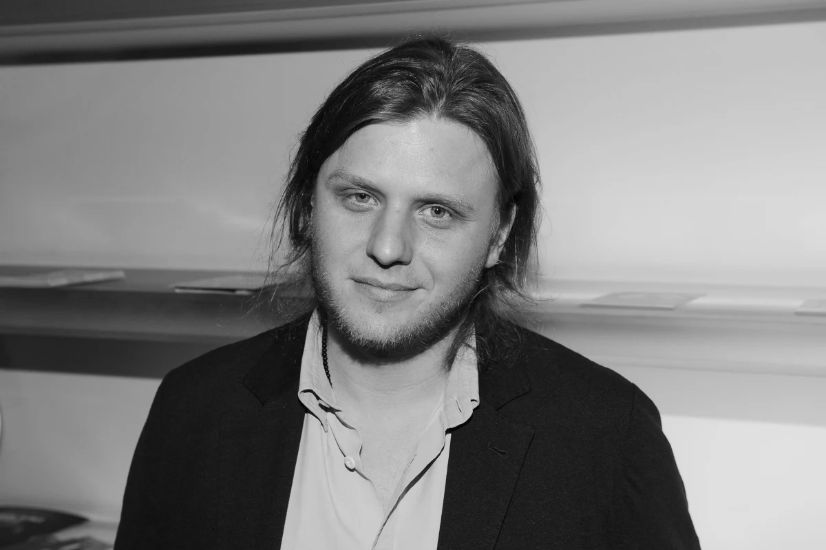 "Nieprawdziwe są wszelkie medialne doniesienia mówiące o tym, że rodzina zmarłego Piotra Woźniaka-Staraka dostała specjalne zezwolenie, żeby pochować go na terenie rodzinnej posiadłości na Mazurach" - poinformował w czwartek Warmińsko-Mazurski Państwowy Wojewódzki Inspektor Sanitarny.