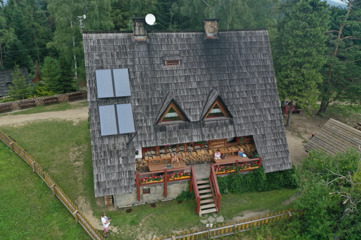 To najlepsza bacówka w Polsce i trzecie najlepsze schronisko górskie. Ponoć tu są najlepsze w górach schabowe i racuchy z jagodami - w naszym cyklu "górskie schroniska" odwiedziliśmy bacówkę na Maciejowej w Gorcach. 