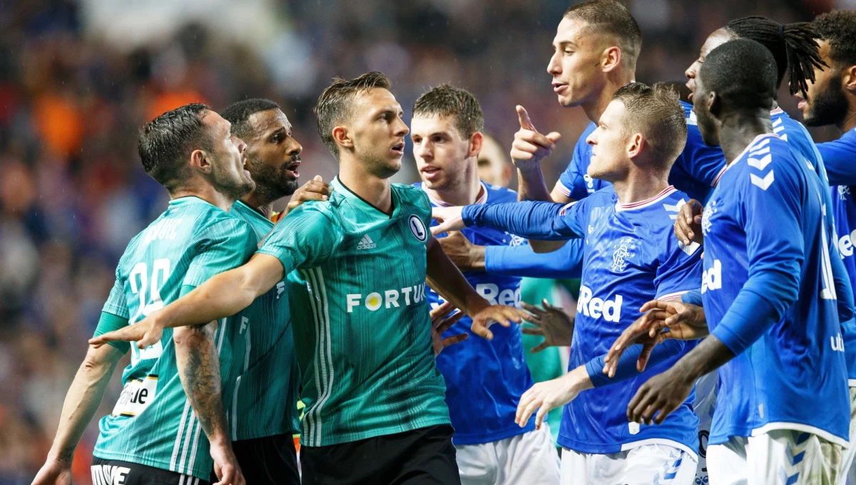 ​Legia Warszawa przegrała na wyjeździe z Rangers FC 0:1 w decydującej rundzie eliminacji piłkarskiej Ligi Europy. Zwycięską bramkę zdobył w doliczonym czasie drugiej połowy Kolumbijczyk Alfredo Morelos. Mimo gola Karola Świderskiego odpadł też PAOK Saloniki.