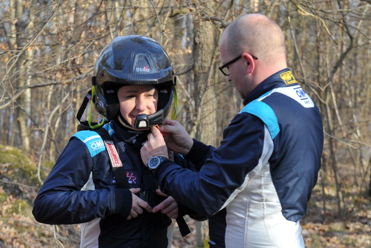 Już dziś po południu pierwszy odcinek specjalny rajdu terenowego Baja Poland. Po raz kolejny do Polski przyjechała światowa czołówka, która powalczy o punkty do klasyfikacji generalnej Pucharu Świata. W rajdzie oprócz Jakuba Przygońskiego czy Krzysztofa Hołowczyca weźmie udział sporo innych polskich załóg. Pilotem jednej z nich będzie Julita Małuszyńska. Opowiedziała nam o trudach związanych z Baja Poland właśnie z perspektywy pilota rajdowego. 